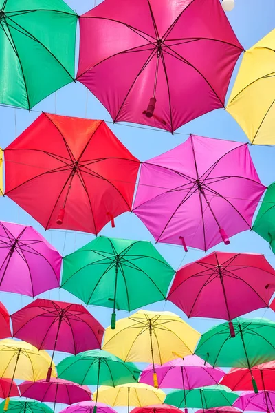Parapluies Suspendus Colorés Contre Ciel Bleu — Photo