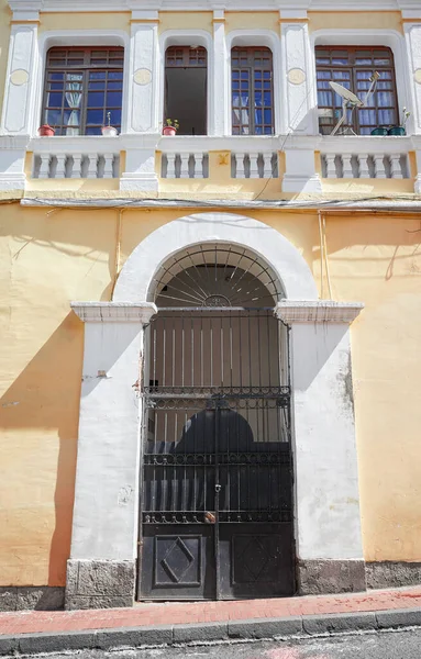 Вид Фасад Старого Колониального Здания Кито Эквадор — стоковое фото