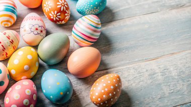 Renkli yumurta izleriyle Mutlu Paskalyalar. Metinler için kopyalama alanı..