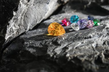 Doğal Safir değerli taş, mücevher veya siyah parlaklık rengi taşlar, birçok farklı doğal taşlar Ametist koleksiyonu,