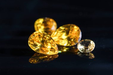 Doğal Safir değerli taş, mücevher veya siyah parlaklık rengi taşlar, birçok farklı doğal taşlar Ametist koleksiyonu,