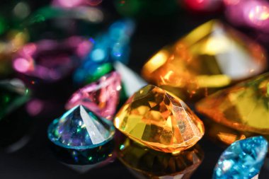 Doğal Safir değerli taş, mücevher veya siyah parlaklık rengi taşlar, birçok farklı doğal taşlar Ametist koleksiyonu,