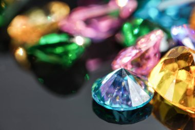 Doğal Safir değerli taş, mücevher veya siyah parlaklık rengi taşlar, birçok farklı doğal taşlar Ametist koleksiyonu,