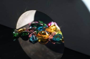 Doğal Safir değerli taş, mücevher veya siyah parlaklık rengi taşlar, birçok farklı doğal taşlar Ametist koleksiyonu,