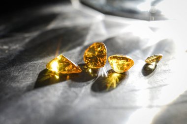 Doğal Safir değerli taş, mücevher veya siyah parlaklık rengi taşlar, birçok farklı doğal taşlar Ametist koleksiyonu,