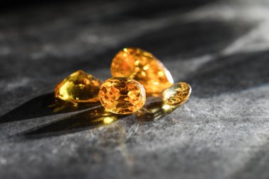 Doğal Safir değerli taş, mücevher veya siyah parlaklık rengi taşlar, birçok farklı doğal taşlar Ametist koleksiyonu,