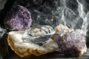 Doğal Safir değerli taş, mücevher veya siyah parlaklık rengi taşlar, birçok farklı doğal taşlar Ametist koleksiyonu,