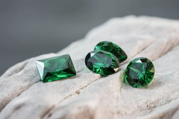 Piedras Preciosas Minerales Verdes Naturales Sobre Piedra — Foto de Stock