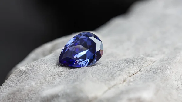 Pietra Preziosa Ametista Blu Uno Sfondo Roccioso — Foto Stock