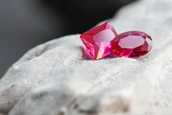 Piedras Preciosas Minerales Rosadas Naturales Sobre Piedra Imágenes de stock libres de derechos
