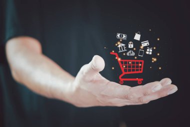 Çevrimiçi alışveriş ve ödeme, alışveriş ve iş ikonu, çevrimiçi alışveriş ve e-ticaret teknolojisi İnternet kavramı ile akıllı telefon kullanan İşadamı veya müşteri.