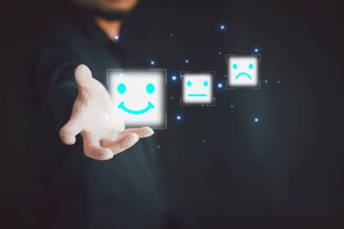 Müşteri Deneyimi Memnuniyetsiz Kavram, Mutsuz İş Adamı Duygusal Yüzü Sanal Ekranda, Kötü Eleştiri, Kötü Servis Kötü Kalite Sevmeme, Sosyal Medya İyi Değil.