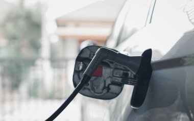 CO2 emisyonunu azaltmak için sürdürülebilir kaynaktan şarj istasyonuna kadar üretilen yeşil enerji ve eko gücü kavramında elektrikli araba şarj istasyonu .