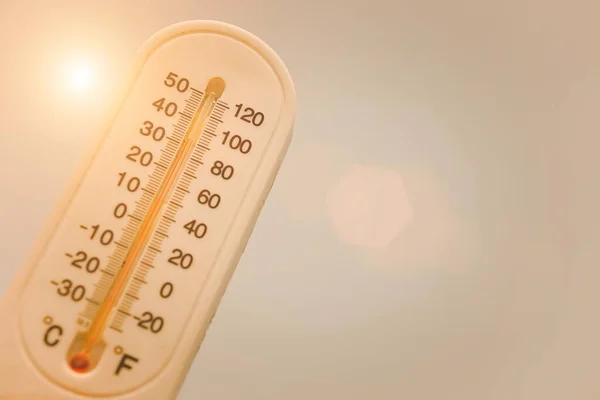 Ciepło Termometr Pokazuje Temperaturę Niebie Lato — Zdjęcie stockowe