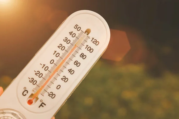 Calor Termómetro Muestra Que Temperatura Caliente Cielo Verano —  Fotos de Stock