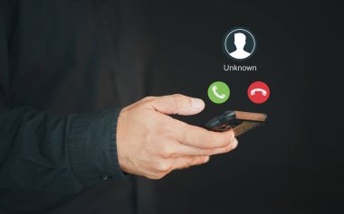 Gecenin bir yarısı bilinmeyen bir numara arıyor. Yabancıdan bir telefon. Gelen çağrıya cevap veren adam. Bilinmeyen numaradan aranmış. Çağrı merkezi çetesi, dolandırıcı ya da yabancı.