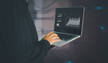 Holografik grafikler ve borsa istatistikleri tutan bir adam kâr elde eder. Büyüme planlama ve iş stratejisi kavramı. Finans, işlemler, satış ve pazarlama için kurumsal strateji.