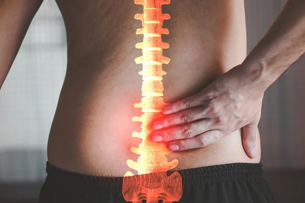 背中の痛みの概念 腎臓炎症 自宅で腰痛に苦しんでいる男性 ロイヤリティフリーのストック画像