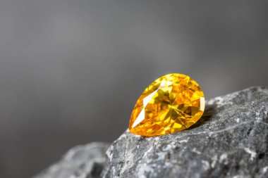 Doğal Safir Taşı, Mücevher veya Mücevher Toplama Taş zemin üzerinde birçok doğal değerli taşlar 