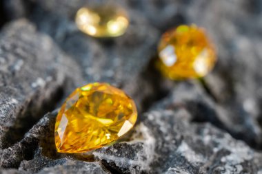 Doğal Safir Taşı, Mücevher veya Mücevher Toplama Taş zemin üzerinde birçok doğal değerli taşlar 