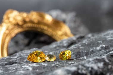 Doğal Safir Taşı, Mücevher veya Mücevher Toplama Taş zemin üzerinde birçok doğal değerli taşlar 