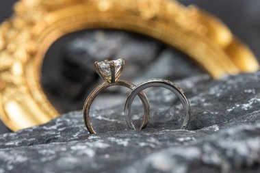 Nişan yüzüğünü kapat. Aşk ve düğün kavramı.