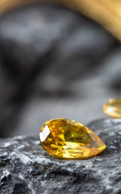 Doğal Safir Taşı, Mücevher veya Mücevher Toplama Taş zemin üzerinde birçok doğal değerli taşlar 