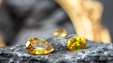 Doğal Safir Taşı, Mücevher veya Mücevher Toplama Taş zemin üzerinde birçok doğal değerli taşlar 