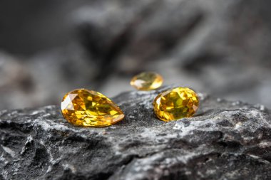 Doğal Safir Taşı, Mücevher veya Mücevher Toplama Taş zemin üzerinde birçok doğal değerli taşlar 