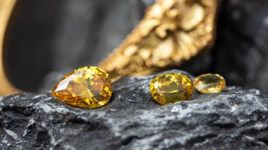 Doğal Safir Taşı, Mücevher veya Mücevher Toplama Taş zemin üzerinde birçok doğal değerli taşlar 