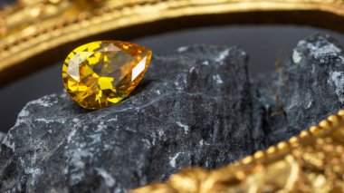 Doğal Safir Taşı, Mücevher veya Mücevher Toplama Taş zemin üzerinde birçok doğal değerli taşlar 