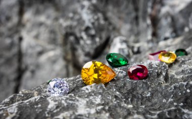 Doğal Safir Taşı, Mücevher veya Mücevher Toplama Taş zemin üzerinde birçok doğal değerli taşlar 