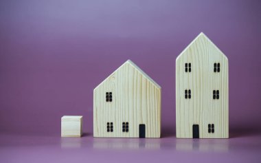 Finans ve bankacılık konsepti için ev modeli. Konut inşaatında ya da toplulukta doğru gayrimenkul, ev ya da yeni ev seçmek. seçici odaklanma, emlak almayı planlama.