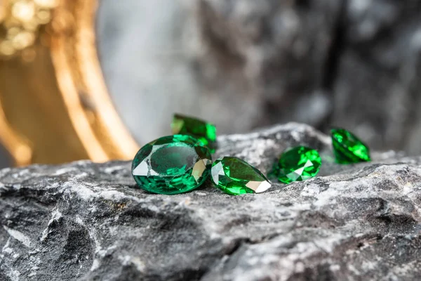 Doğal Safir Taşı Mücevher Veya Mücevher Toplama Taş Zemin Üzerinde — Stok fotoğraf