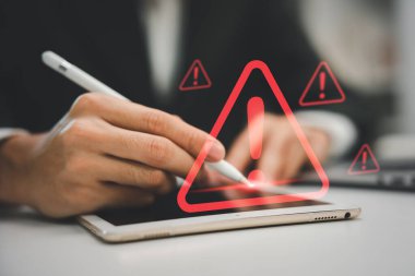 Uyarı hatası ve bakım konsepti için üçgen uyarı işareti olan bilgisayar dizüstü bilgisayar kullanan geliştirici. Bilgisayar virüsü tespit edildi, ağ güvenliği ve bakım kavramı.