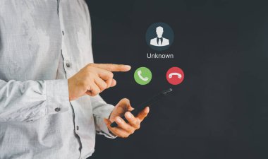 Gecenin bir yarısı bilinmeyen bir numara arıyor. Yabancıdan telefon var. Gelen çağrıya cevap veren adam. Bilinmeyen numaradan aranmış. Çağrı merkezi çetesi, dolandırıcı ya da yabancı.