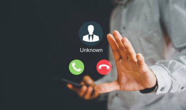 Gecenin bir yarısı bilinmeyen bir numara arıyor. Yabancıdan telefon var. Gelen çağrıya cevap veren adam. Bilinmeyen numaradan aranmış. Çağrı merkezi çetesi, dolandırıcı ya da yabancı.