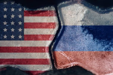 Kırık duvarda Rusya ve Amerika bayrağı