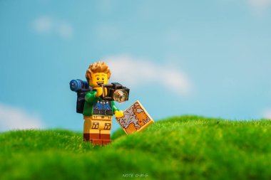 Bangkok, Tayland - 3 Ekim 2022 Lego erkek gezgin figürü. 