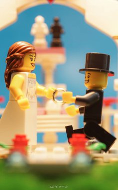 Bangkok, Tayland - 3 Ekim 2022 Lego Gelin ve Damat açık hava düğün töreninin stüdyo çekimi. 