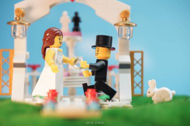 Bangkok, Tayland - 3 Ekim 2022 Lego Gelin ve Damat açık hava düğün töreninin stüdyo çekimi. 