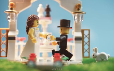 Bangkok, Tayland - 3 Ekim 2022 Lego Gelin ve Damat açık hava düğün töreninin stüdyo çekimi. 