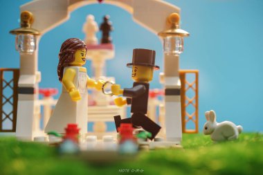 Bangkok, Tayland - 3 Ekim 2022 Lego Gelin ve Damat açık hava düğün töreninin stüdyo çekimi. 