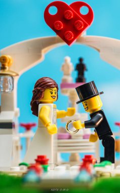 Bangkok, Tayland - 3 Ekim 2022 Lego Gelin ve Damat açık hava düğün töreninin stüdyo çekimi. 