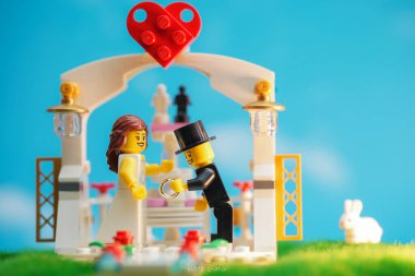 Bangkok, Tayland - 3 Ekim 2022 Lego Gelin ve Damat açık hava düğün töreninin stüdyo çekimi. 