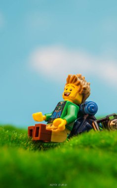 Bangkok, Tayland - 3 Ekim 2022 Lego erkek gezgin figürü. 