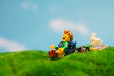 Bangkok, Tayland - 3 Ekim 2022 Lego erkek gezgin figürü. 