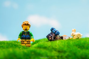 Bangkok, Tayland - 3 Ekim 2022 Lego erkek gezgin figürü. 