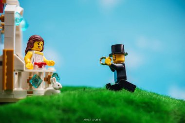 Bangkok, Tayland - 3 Ekim 2022 Lego Damat Stüdyosu Açık havada Geline Teklif Etti.
