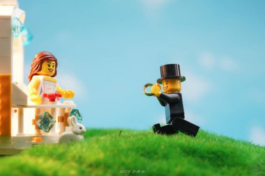 Bangkok, Tayland - 3 Ekim 2022 Lego Damat Stüdyosu Açık havada Geline Teklif Etti.